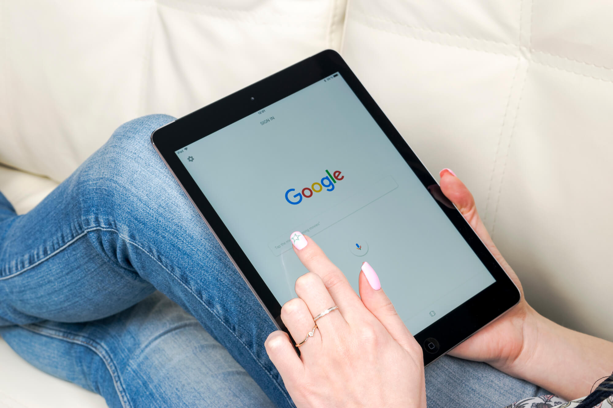 Persona buscando médico en Google desde su dispositivo