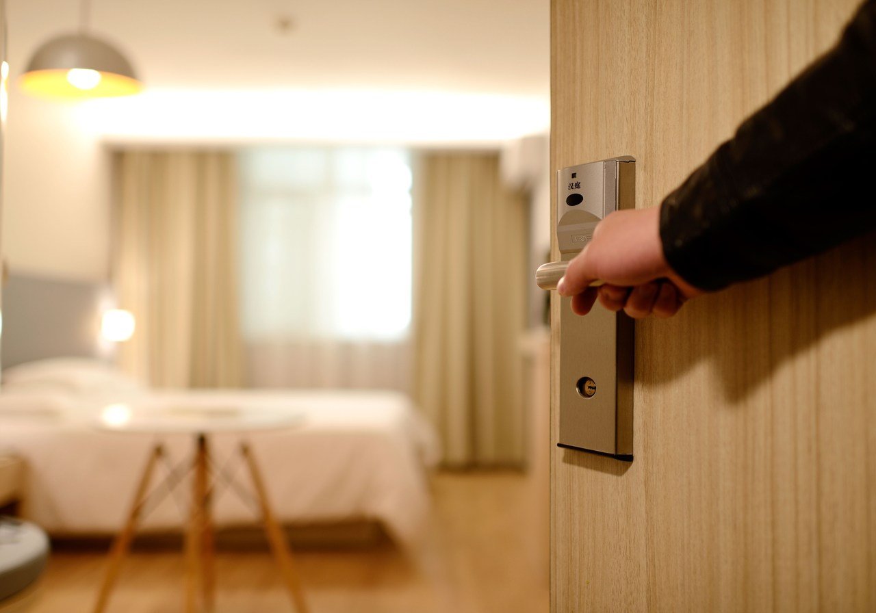 Tecnologia na hotelaria exemplificada em um quarto automatizado