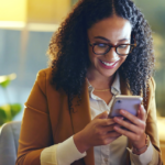 Mulher feliz com a personalização da jornada do hospede